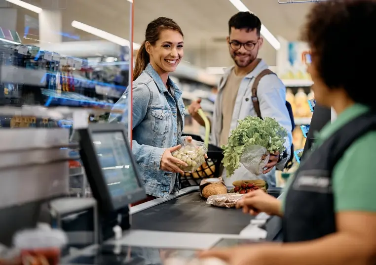 Paar an Supermarktkasse