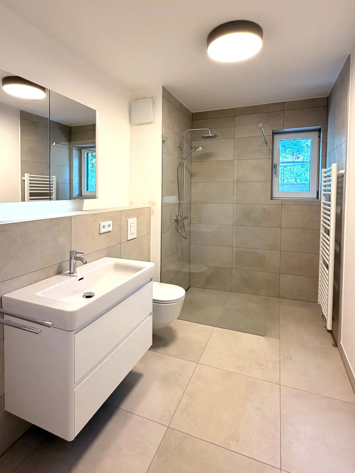 Musterwohnung: Badezimmer mit Dusche