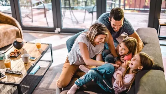 Familie auf Sofa